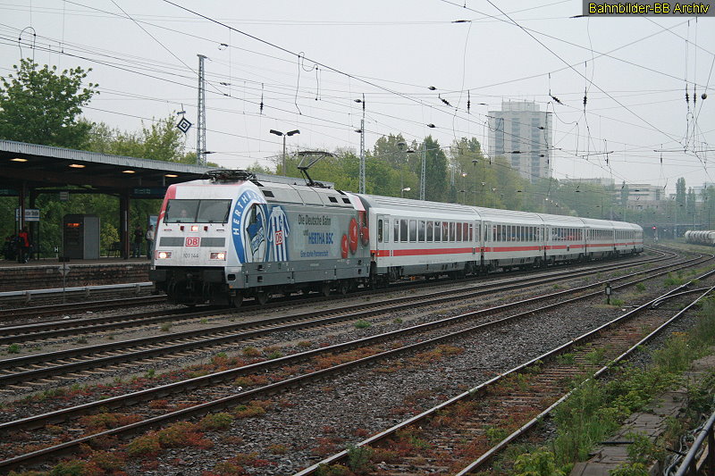 101 141  Hertha BSC  durchfhrt am 23. April 2009 den Gterbahnhof an der Greifswalder Strae auf ihrem Weg nach Berlin Gesundbrunnen.