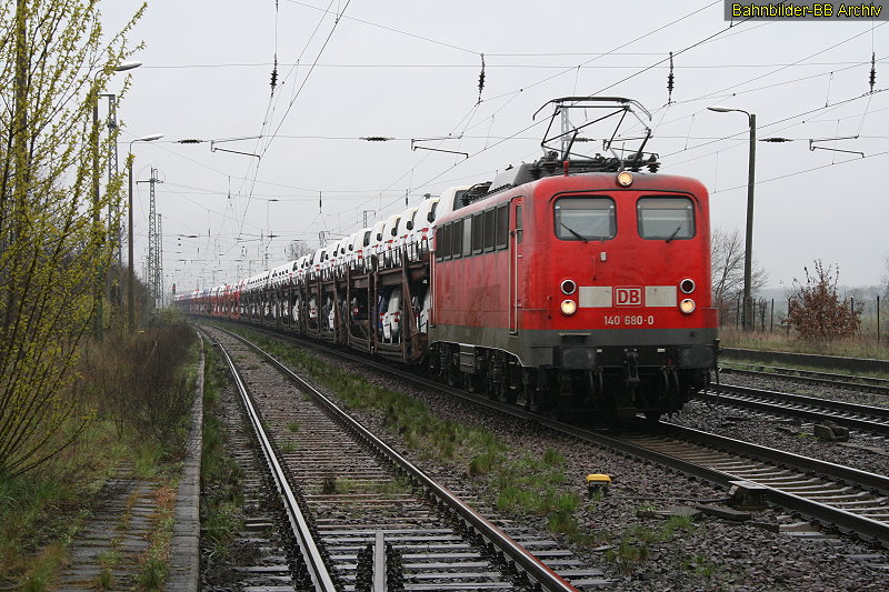 140 680 durchfhrt den Bahnhof Saarmund in Richtung Michendorf.