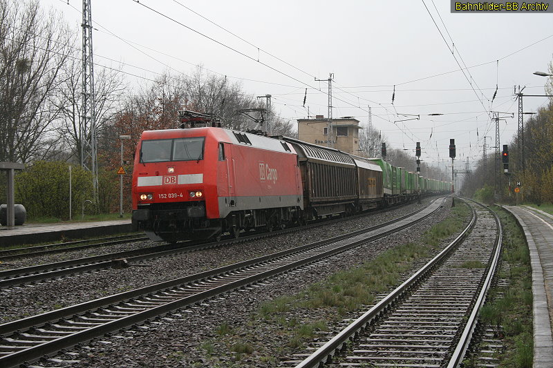 152 039 durchfhrt am 15. April 2008 den Bahnhof Saarmund in Richtung Genshagener Heide.