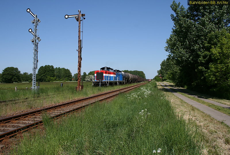 212 314 & 212 272 verlassen den Bahnhof Wutike auf dem Weg nach Wustermark.