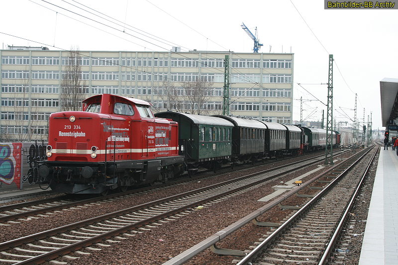 213 334 der Rennsteigbahn bringt am 16. Mrz 2009 einen Traditionszug zurck nach Berlin-Schneweide.