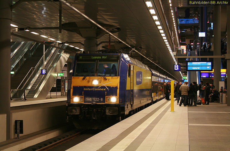Seit 2007 hlt der Interconnex auch im Berliner Hauptbahnhof am unteren Bahnsteig, hier am 15. Februar 2009.