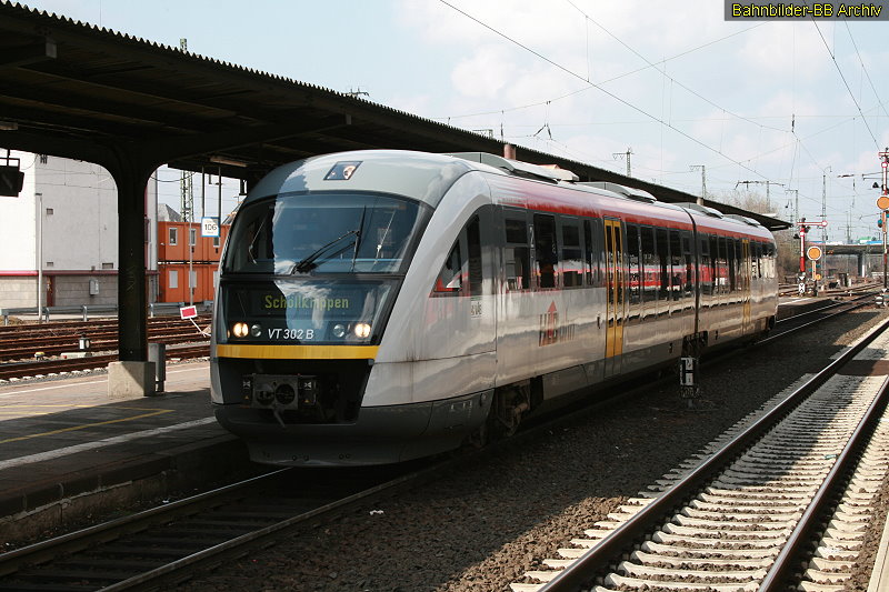 VT 302 wartet am 31. Mrz 2009 als HLB 84056 im Hanauer Hbf auf Ausfahrt nach Schllkrippen.